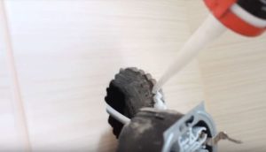 Как закрепить розетку в стене